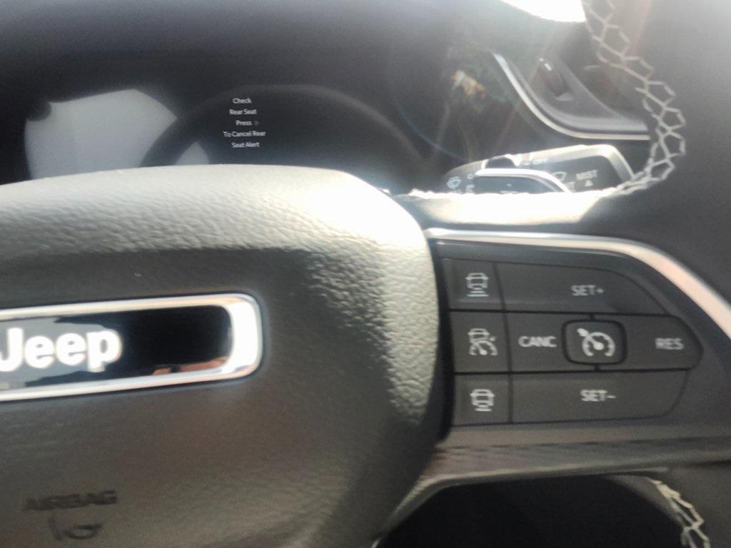 new 2025 Jeep Grand Cherokee car, priced at $38,995