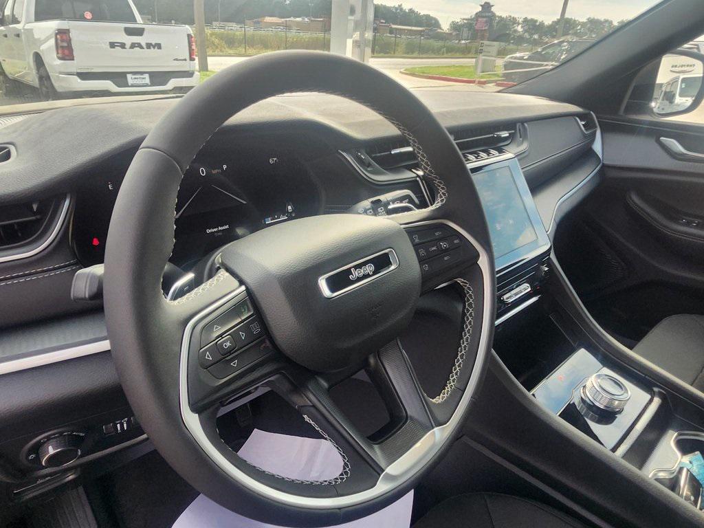 new 2025 Jeep Grand Cherokee car, priced at $38,995