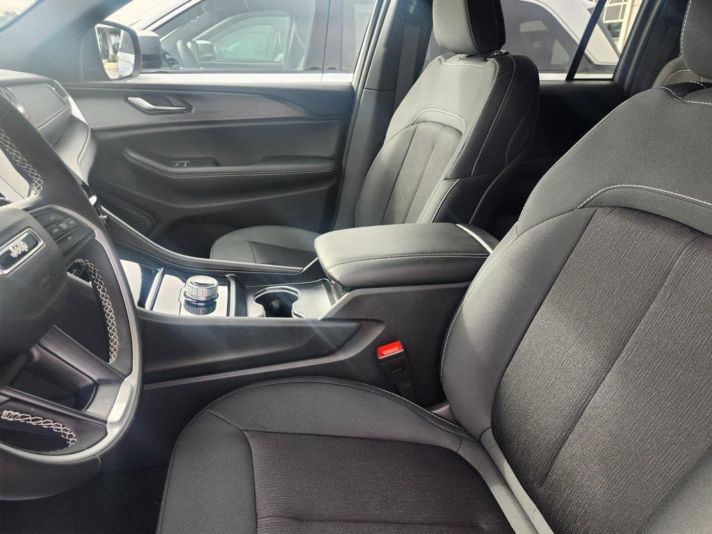 new 2025 Jeep Grand Cherokee car, priced at $41,995