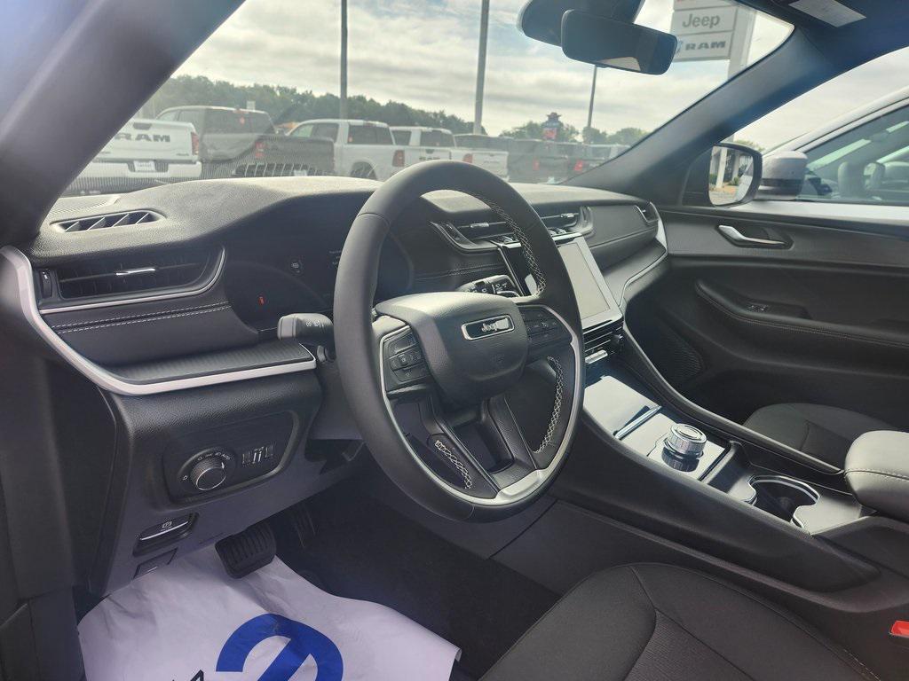 new 2025 Jeep Grand Cherokee car, priced at $41,995