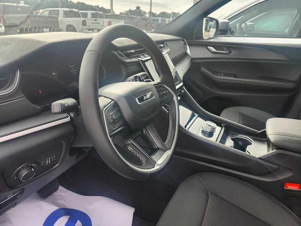 new 2025 Jeep Grand Cherokee car, priced at $41,995