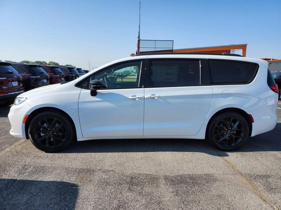 new 2024 Chrysler Pacifica car, priced at $39,995