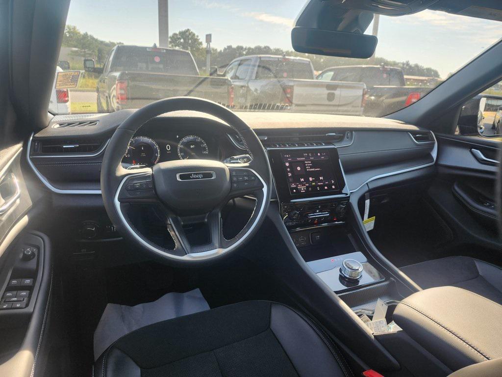 new 2025 Jeep Grand Cherokee car, priced at $40,995
