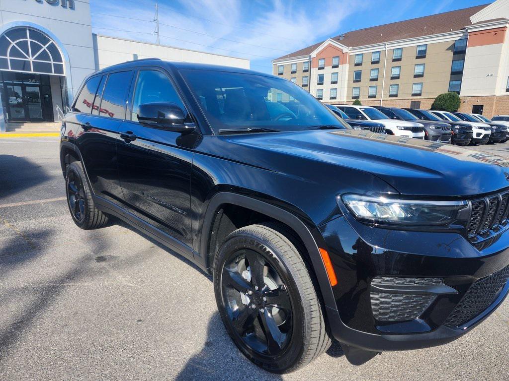 new 2025 Jeep Grand Cherokee car, priced at $40,995