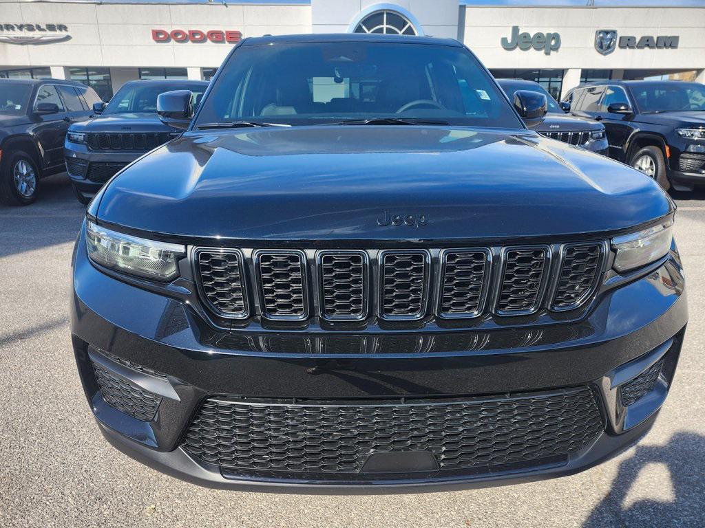 new 2025 Jeep Grand Cherokee car, priced at $40,995