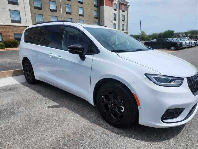 new 2025 Chrysler Pacifica Hybrid car, priced at $48,185