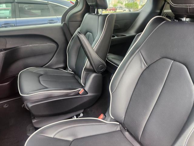 new 2025 Chrysler Pacifica Hybrid car, priced at $48,185