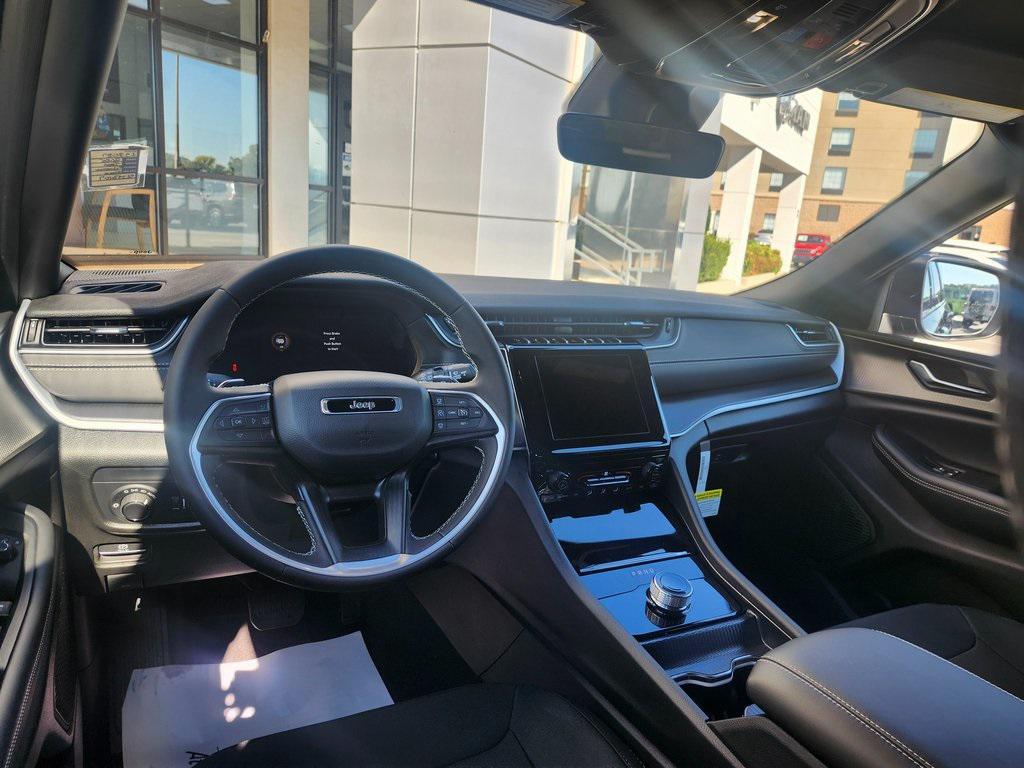 new 2025 Jeep Grand Cherokee car, priced at $35,995