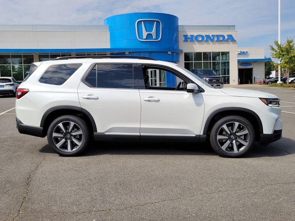 new 2025 Honda Pilot car, priced at $51,550