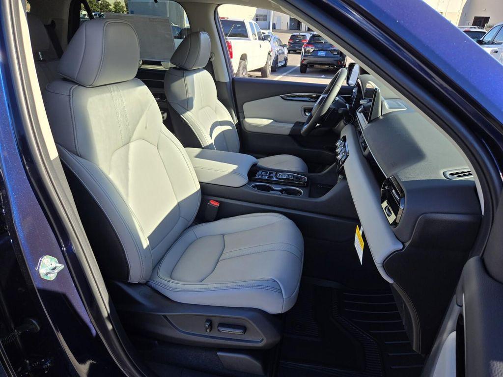 new 2025 Honda Pilot car, priced at $50,895