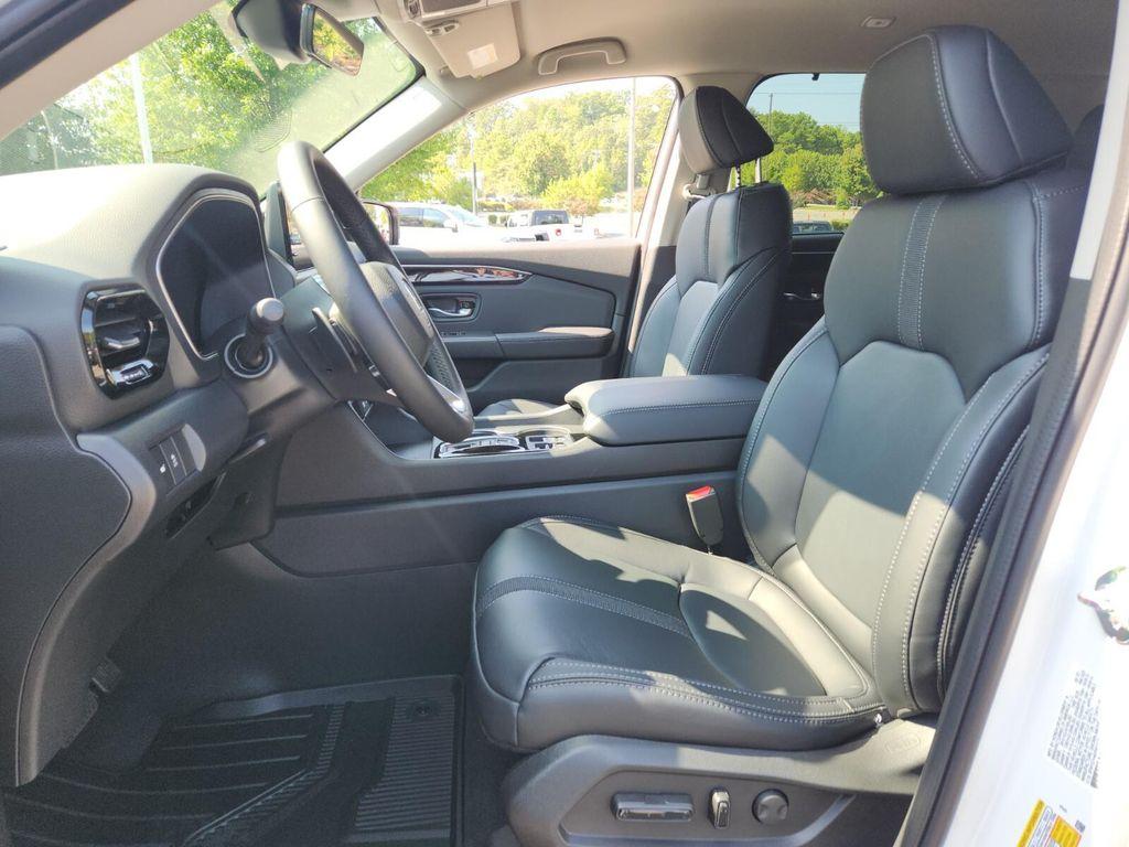 new 2025 Honda Pilot car, priced at $47,550