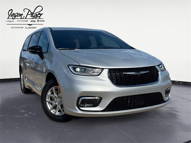 new 2026 Chrysler Pacifica car, priced at $39,981