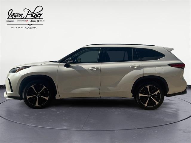 used 2021 Toyota Highlander car, priced at $27,995