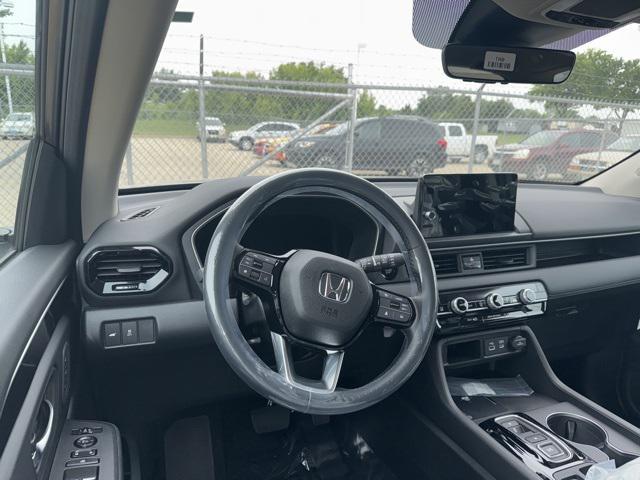 new 2025 Honda Pilot car, priced at $45,900
