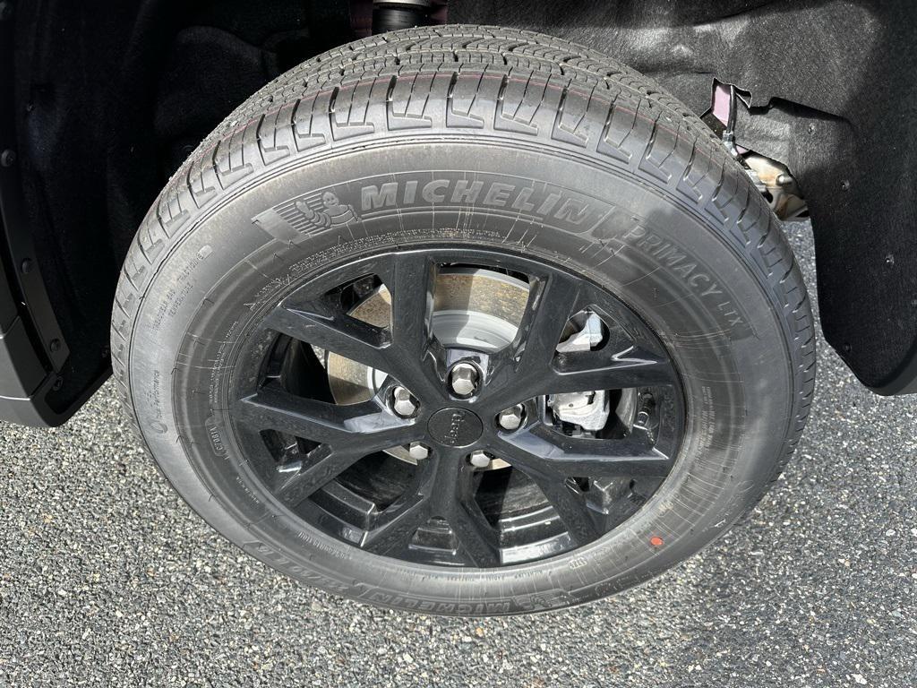 new 2025 Jeep Grand Cherokee car, priced at $33,721