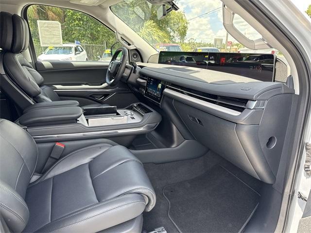new 2025 Lincoln Navigator car, priced at $103,690