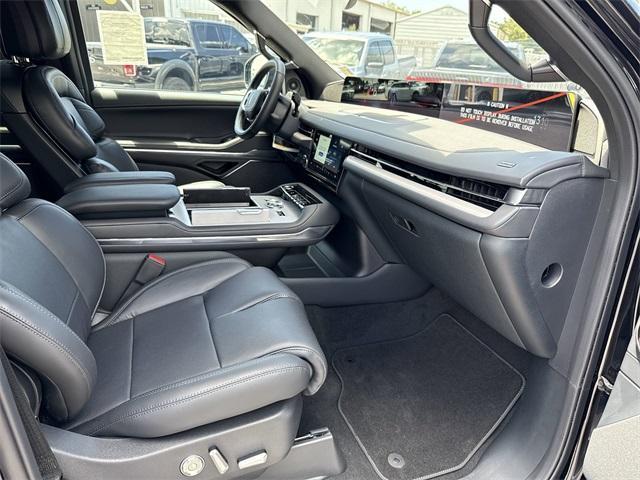 new 2025 Lincoln Navigator car, priced at $109,190