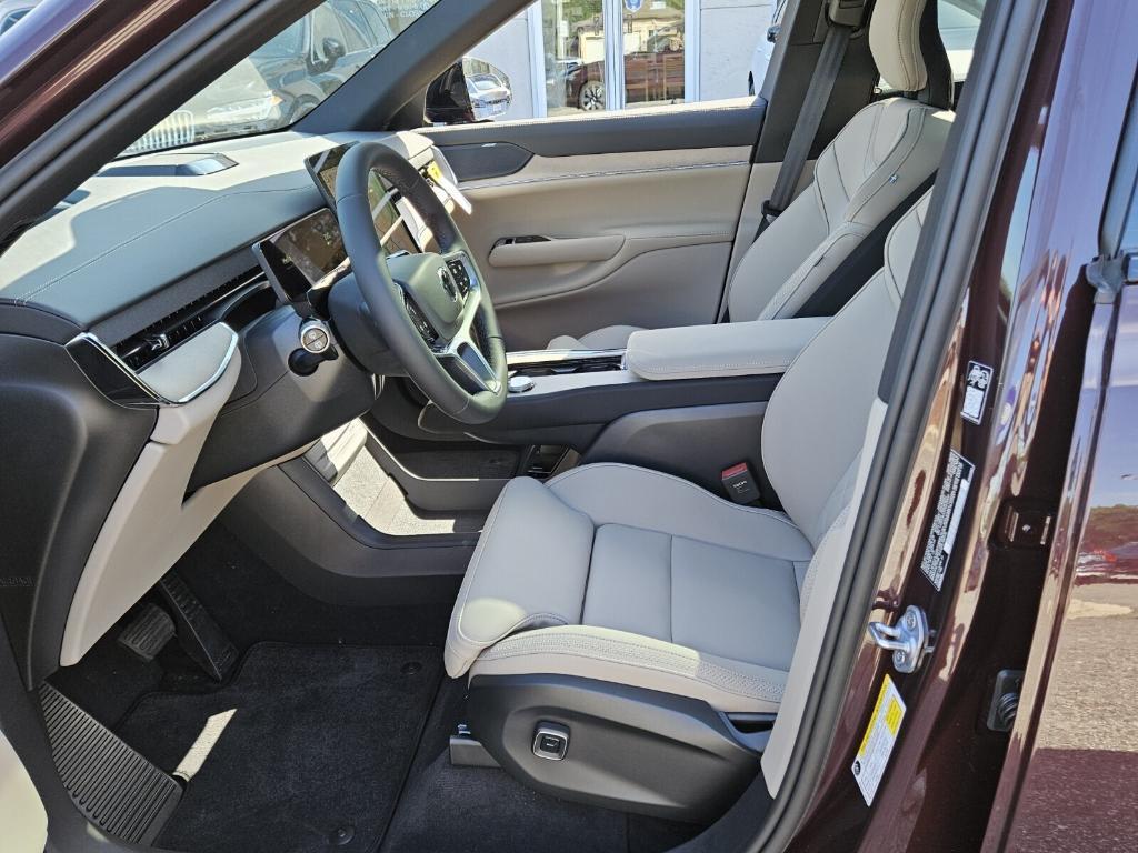 new 2025 Volvo EX90 car, priced at $85,640