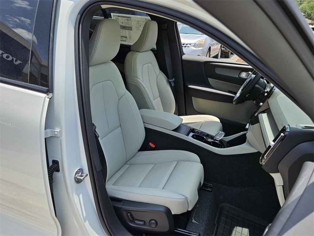 new 2025 Volvo XC40 car, priced at $49,810