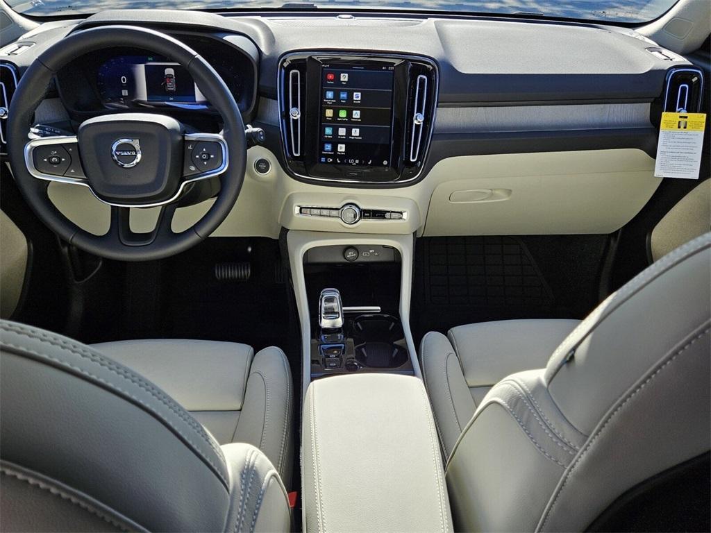 new 2025 Volvo XC40 car