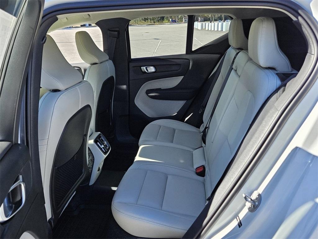 new 2025 Volvo XC40 car