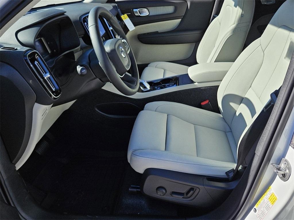 new 2025 Volvo XC40 car