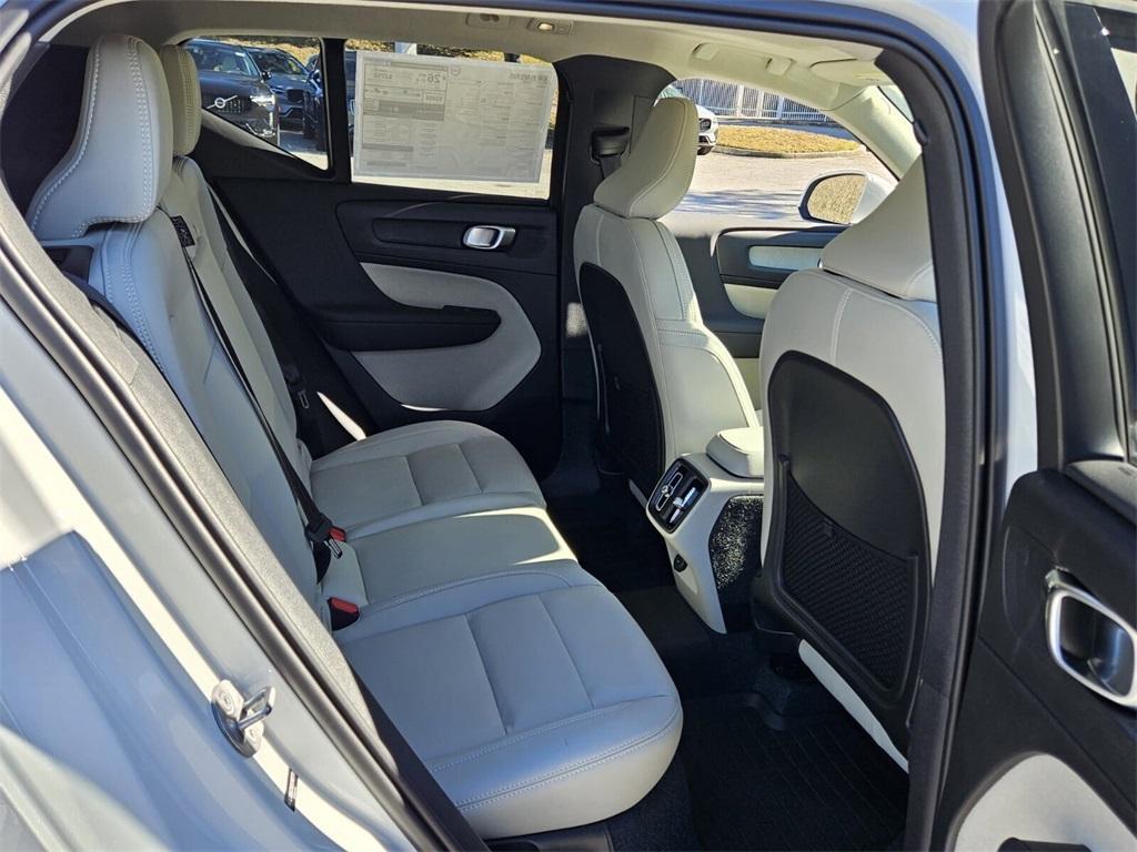 new 2025 Volvo XC40 car
