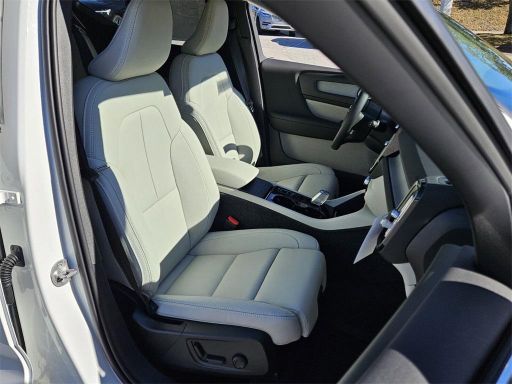 new 2025 Volvo XC40 car