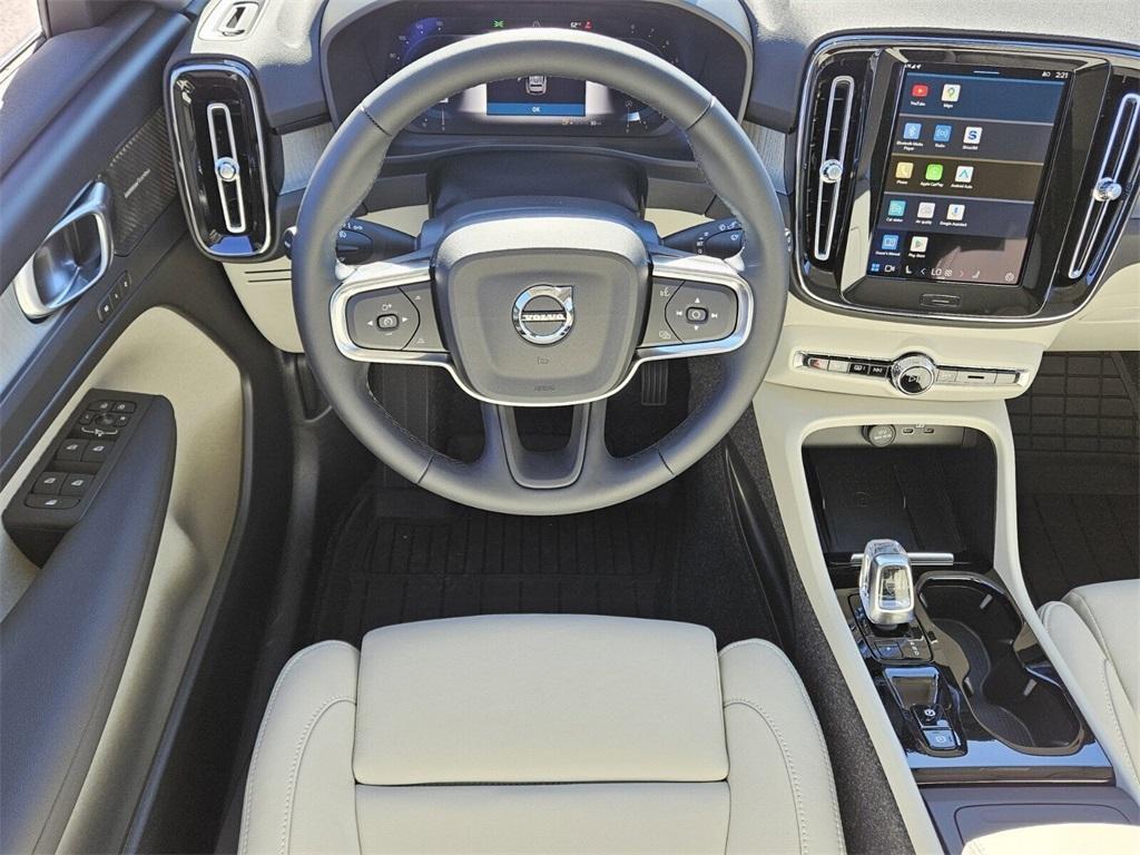 new 2025 Volvo XC40 car