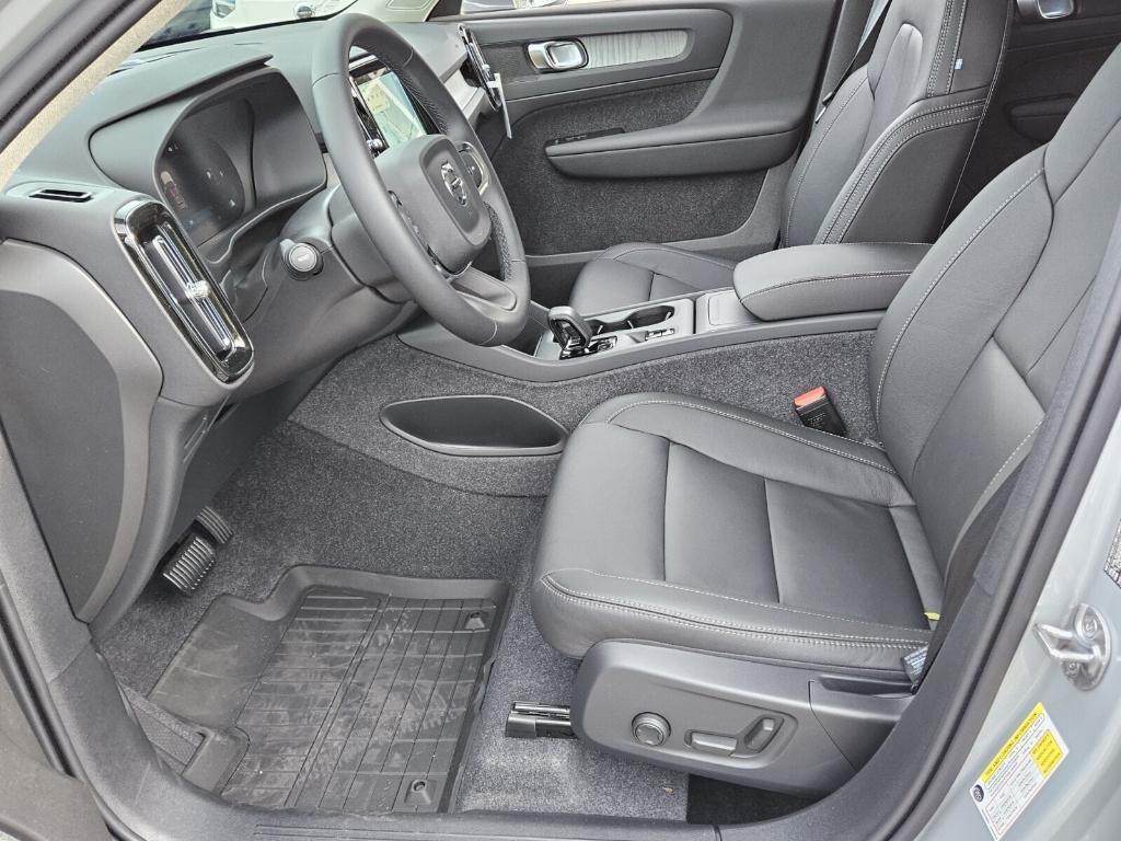 new 2025 Volvo XC40 car, priced at $45,465