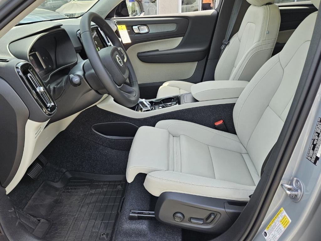 new 2025 Volvo XC40 car, priced at $51,565