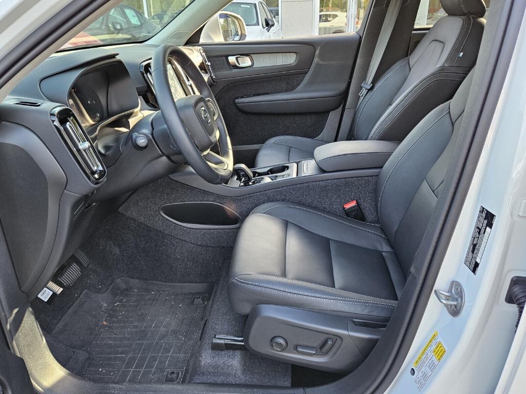 new 2025 Volvo XC40 car, priced at $45,465