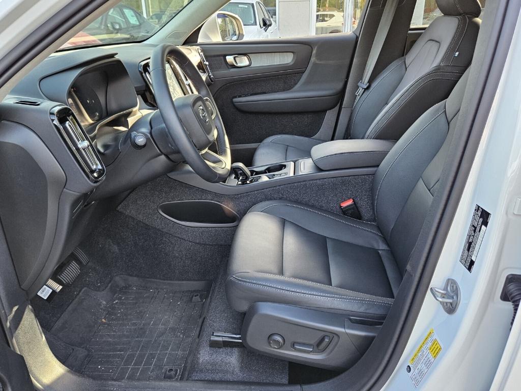 new 2025 Volvo XC40 car, priced at $45,465
