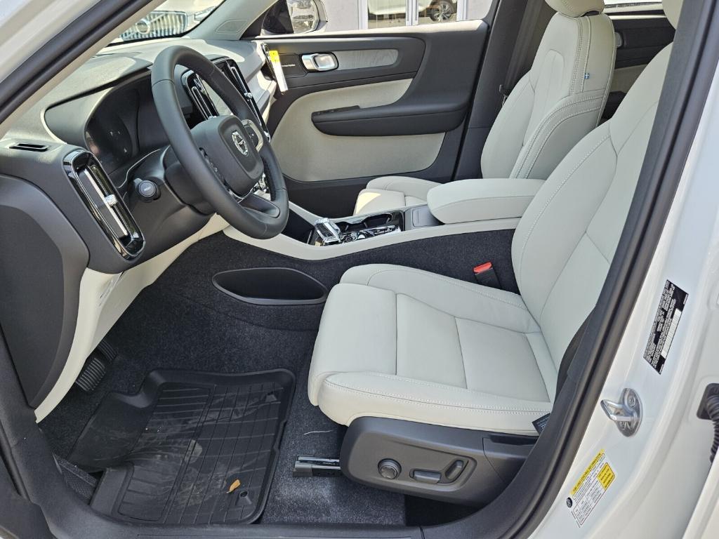 new 2025 Volvo XC40 car, priced at $51,015