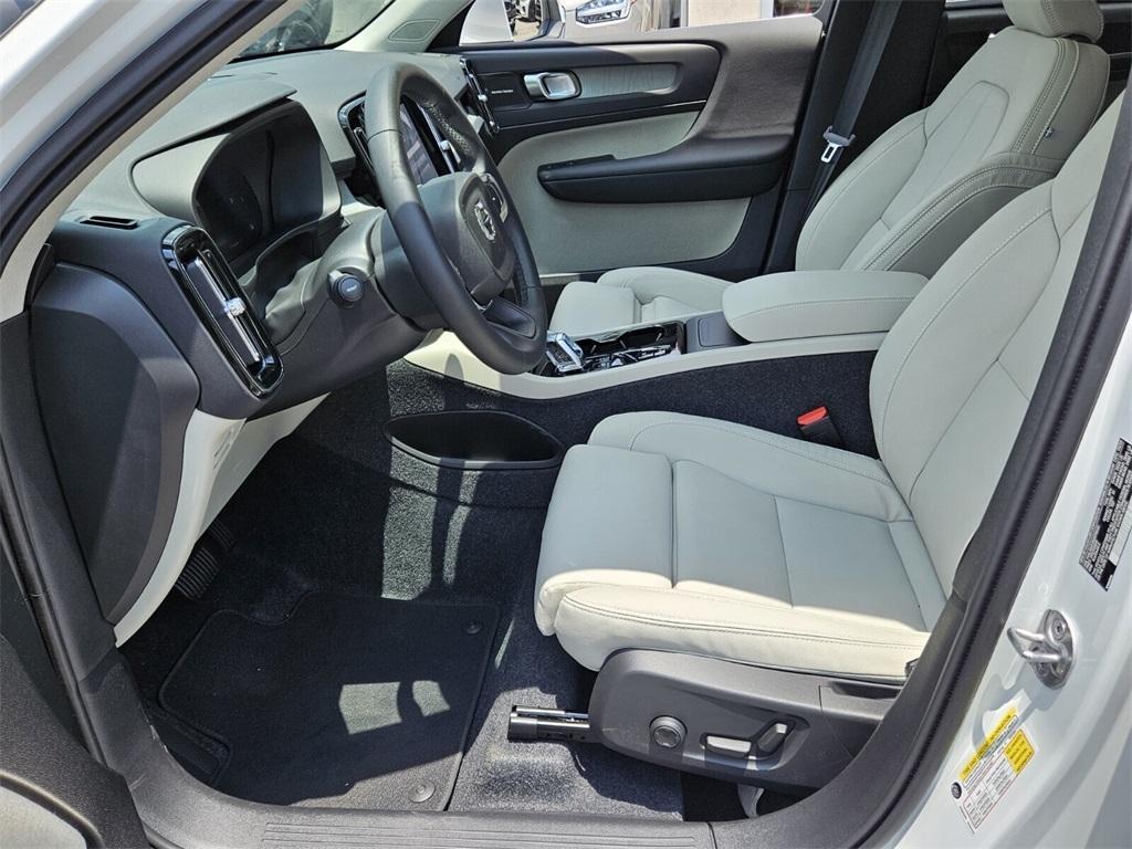 new 2025 Volvo XC40 car, priced at $50,595