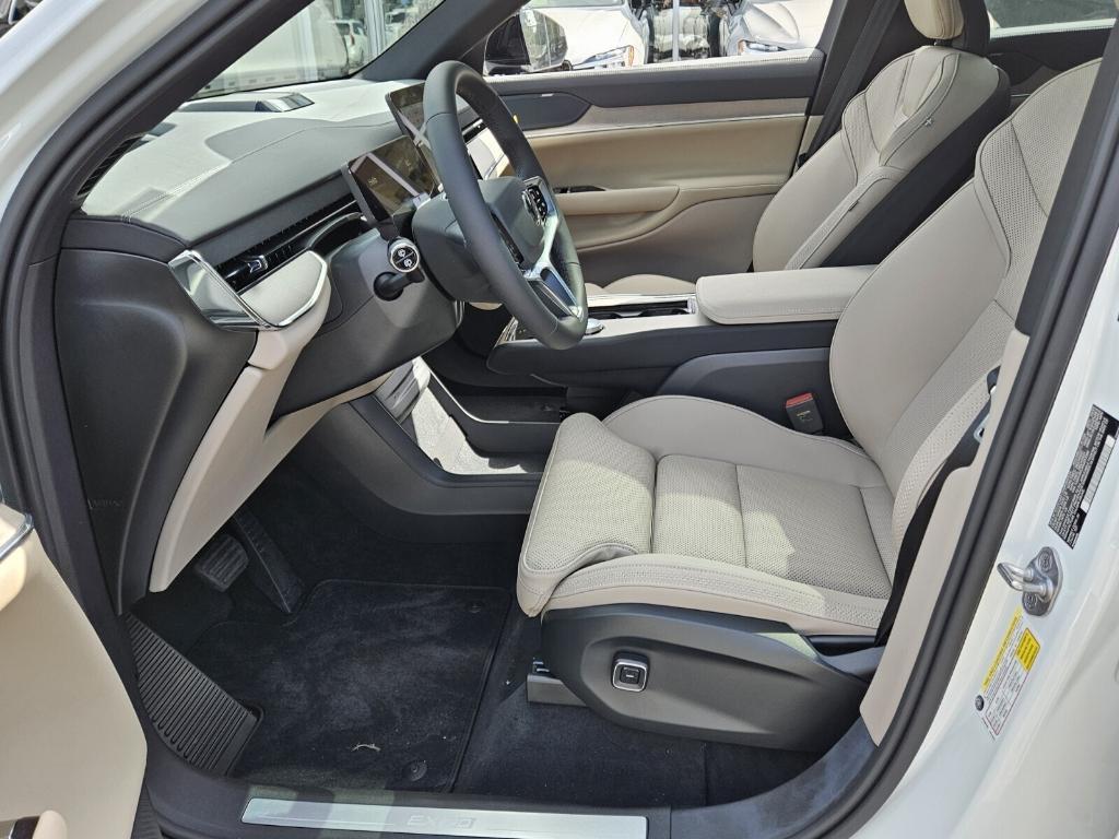 new 2025 Volvo EX90 car, priced at $86,490