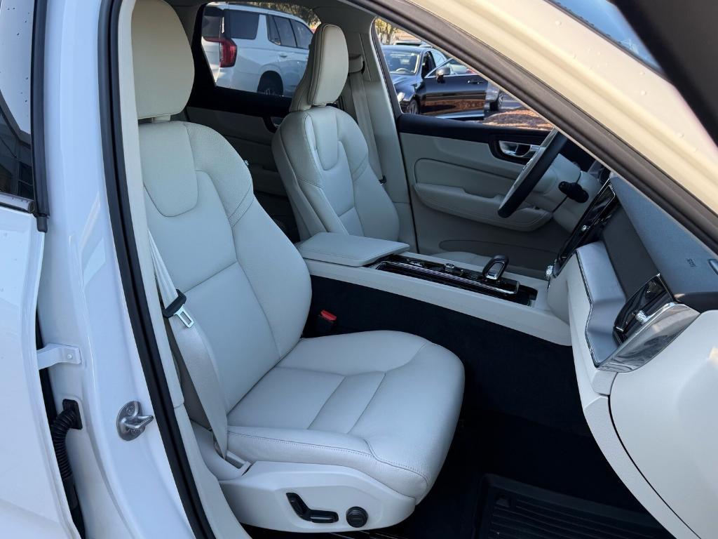 new 2025 Volvo XC60 Plug-In Hybrid car