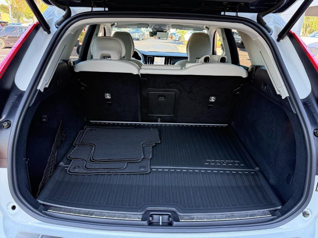 new 2025 Volvo XC60 Plug-In Hybrid car