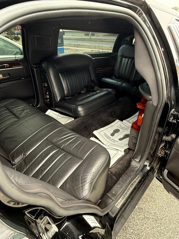 used 2008 Lincoln Town Car car, priced at $13,500
