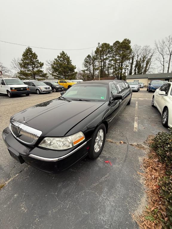 used 2008 Lincoln Town Car car, priced at $13,500