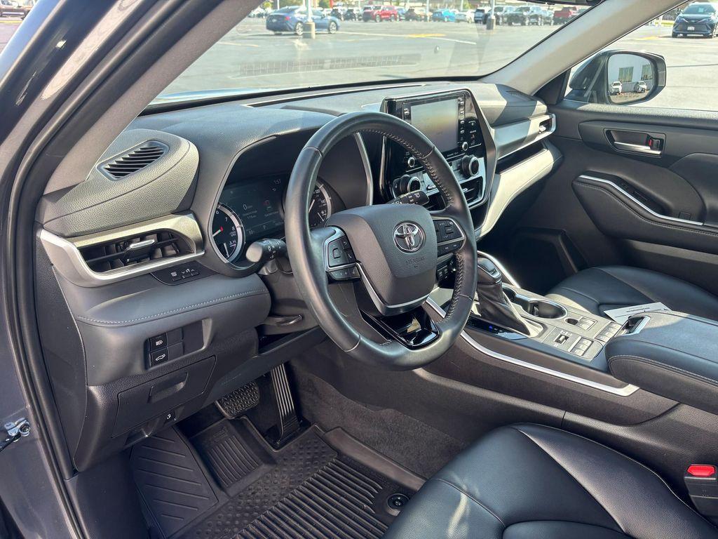 used 2021 Toyota Highlander car, priced at $40,995