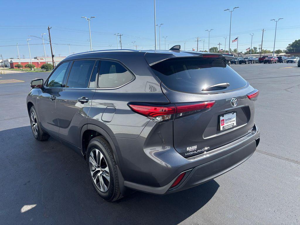 used 2021 Toyota Highlander car, priced at $40,995