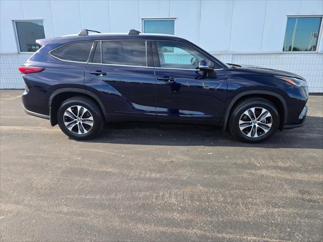 used 2022 Toyota Highlander car, priced at $39,995