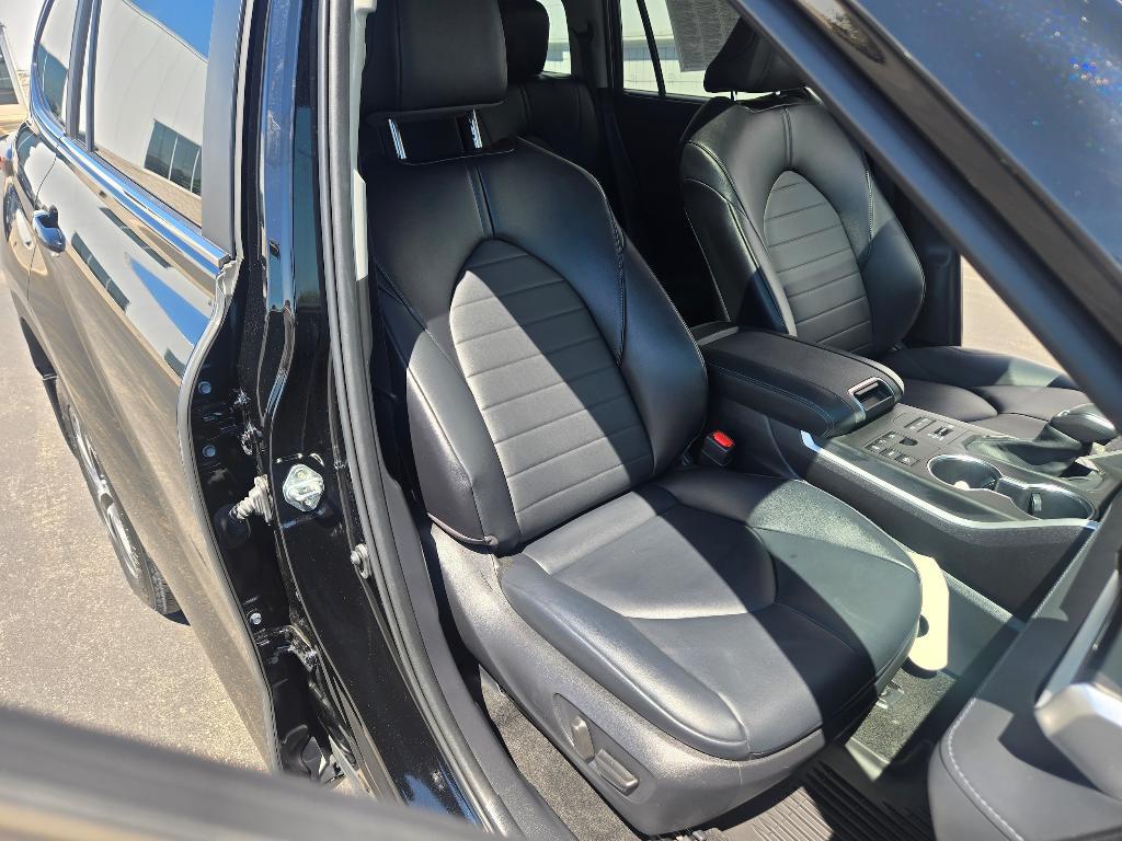 used 2023 Toyota Highlander car, priced at $43,492