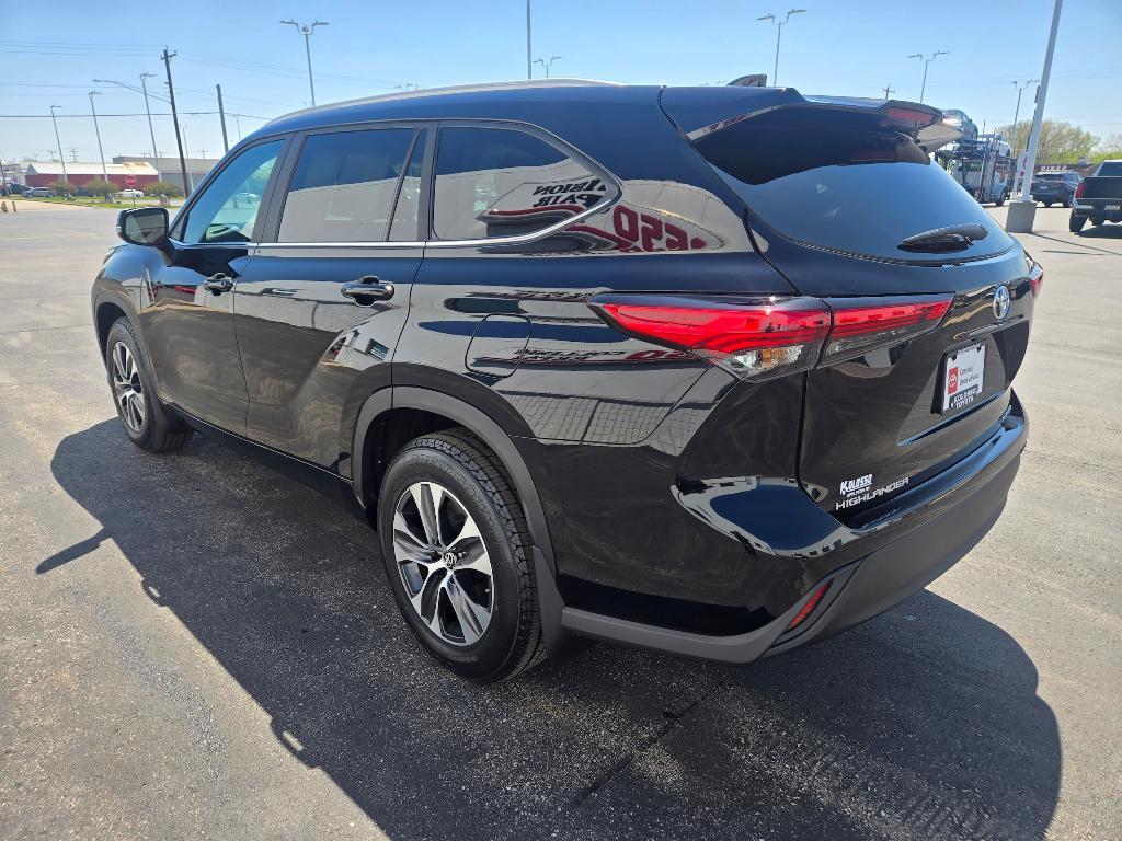 used 2023 Toyota Highlander car, priced at $43,492