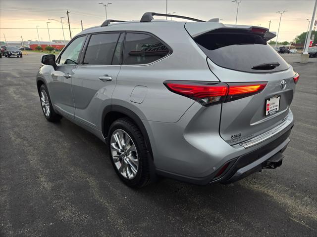 used 2021 Toyota Highlander car, priced at $34,900