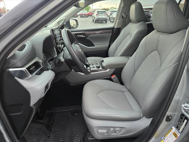 used 2021 Toyota Highlander car, priced at $34,900