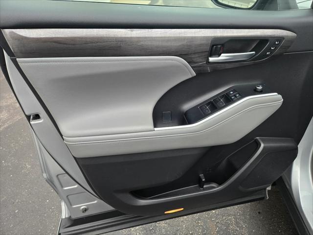 used 2021 Toyota Highlander car, priced at $34,900