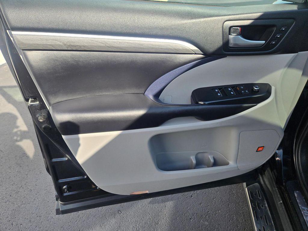 used 2018 Toyota Highlander Hybrid car, priced at $27,977