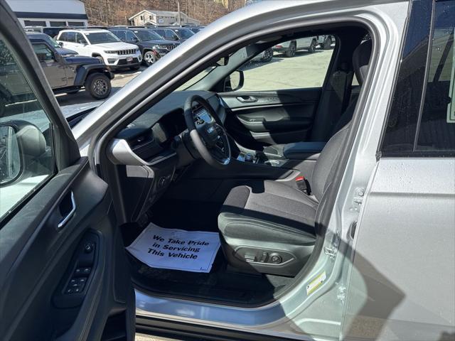 new 2025 Jeep Grand Cherokee car, priced at $37,923